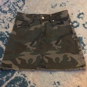 Kendall and Kylie camo skirt XS